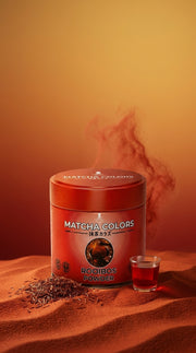 Póster vertical de Rooibos Powder de Matcha Colors sobre arena roja con té rooibos y nube de polvo rojo - campaña IA