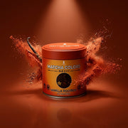 Hero de campaña de Vanilla Rooibos: lata con explosión de color sobre fondo de marca - imagen firma IA