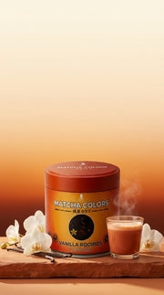 Póster vertical de Vanilla Rooibos Powder de Matcha Colors con orquídeas, vainilla y un vaso humeante sobre fondo atardecer - campaña IA