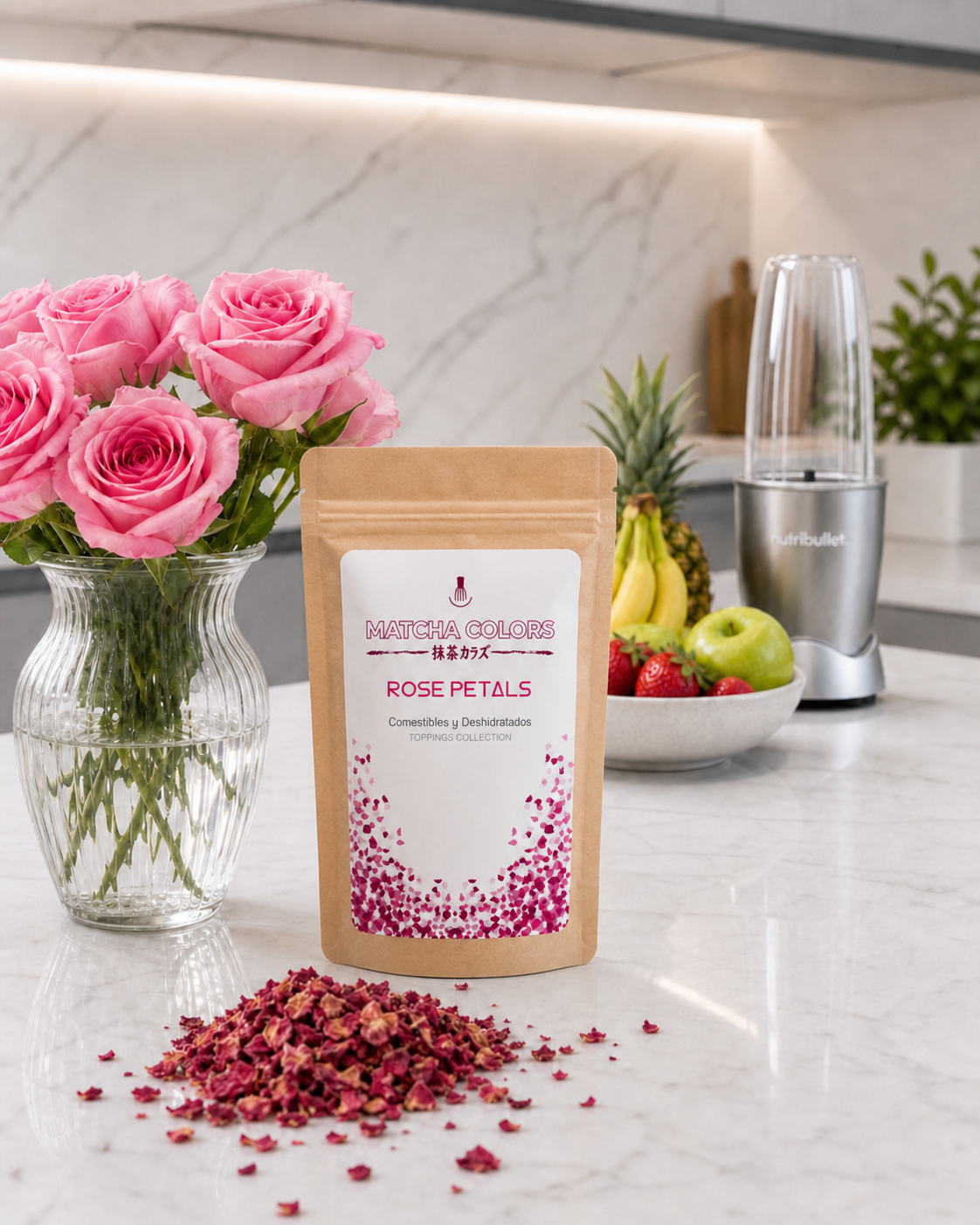 Doypack de Rose Petals con rosas frescas y frutas en encimera de mármol
