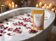 Doypack de Rose Petals de Matcha Colors en el borde de marmol de un bano de leche cubierto de petalos de rosa - campaña IA