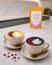 Lattes de Matcha Colors decorados con pétalos de rosa comestibles