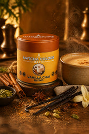 Bodegón oscuro de Vanilla Chai Blend con vainas de vainilla, canela y latte chai #vanilla-chai-blend