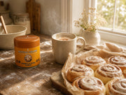 Lata de Vanilla Chai Blend de Matcha Colors junto a rollos de canela recién horneados y un chai latte en una mañana de domingo - campaña IA