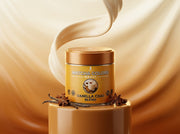 Lata de Vanilla Chai Blend de Matcha Colors sobre pedestal caramelo con una cinta de crema en el aire - campaña IA