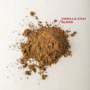 Polvo de Vanilla Chai Blend de especias y vainilla sobre fondo blanco
