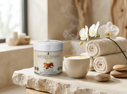 Lata de White Matcha Blend con un latte cremoso, toallas y una orquídea blanca en un ambiente de spa sereno - campaña IA