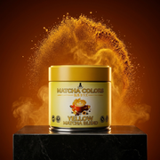 Lata de Yellow Matcha Blend sobre pedestal de piedra con una explosión de polvo dorado sobre fondo ámbar - campaña IA