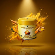 Hero de campaña de Yellow Matcha Blend: lata con explosión de color sobre fondo de marca - imagen firma IA